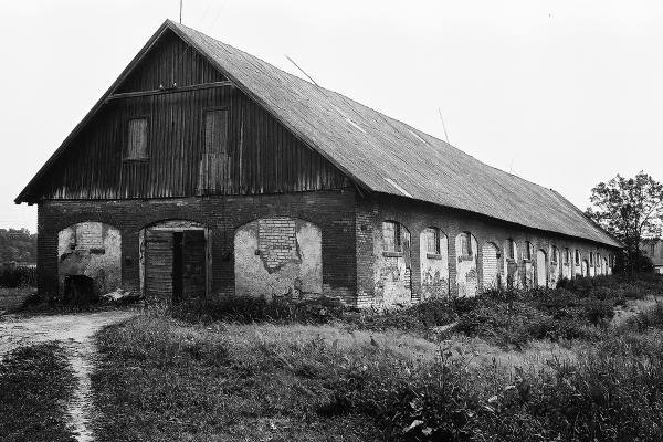 Barklainių dvaro tvartas. Vido Dulkės nuotrauka, 9 dešimtmetis